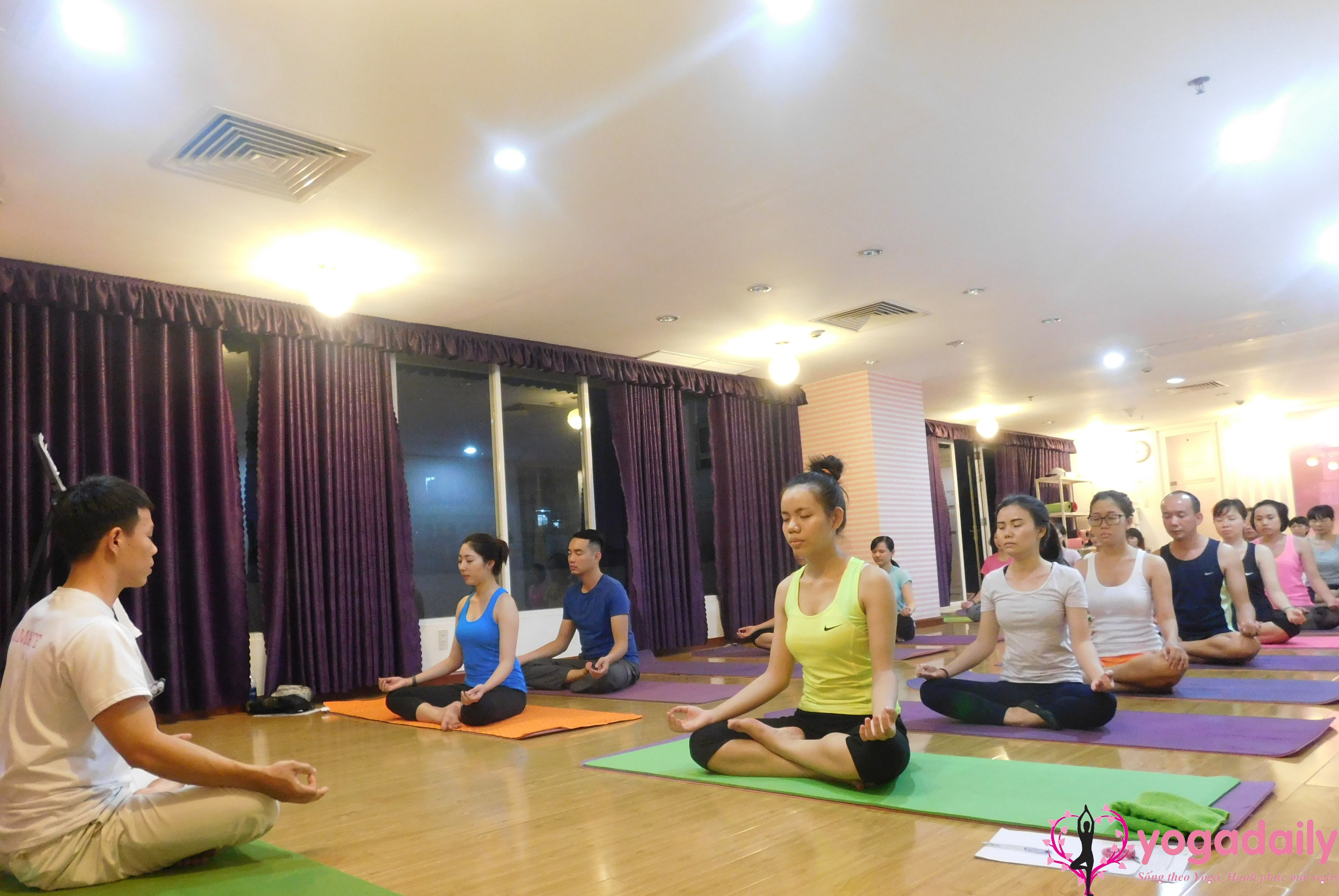 Học viên lớp yoga cơ bản đang tập thở